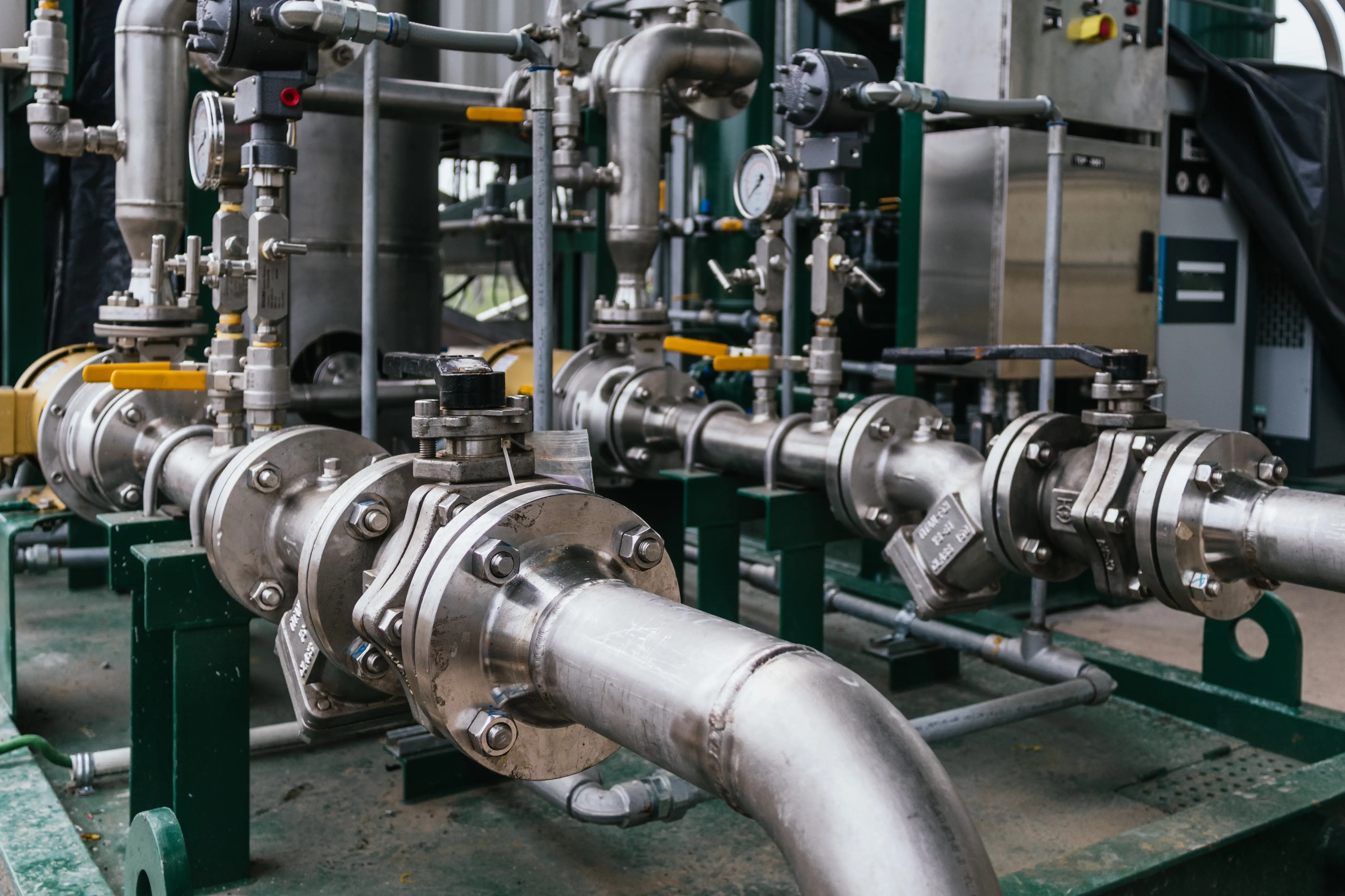 Valve and pump